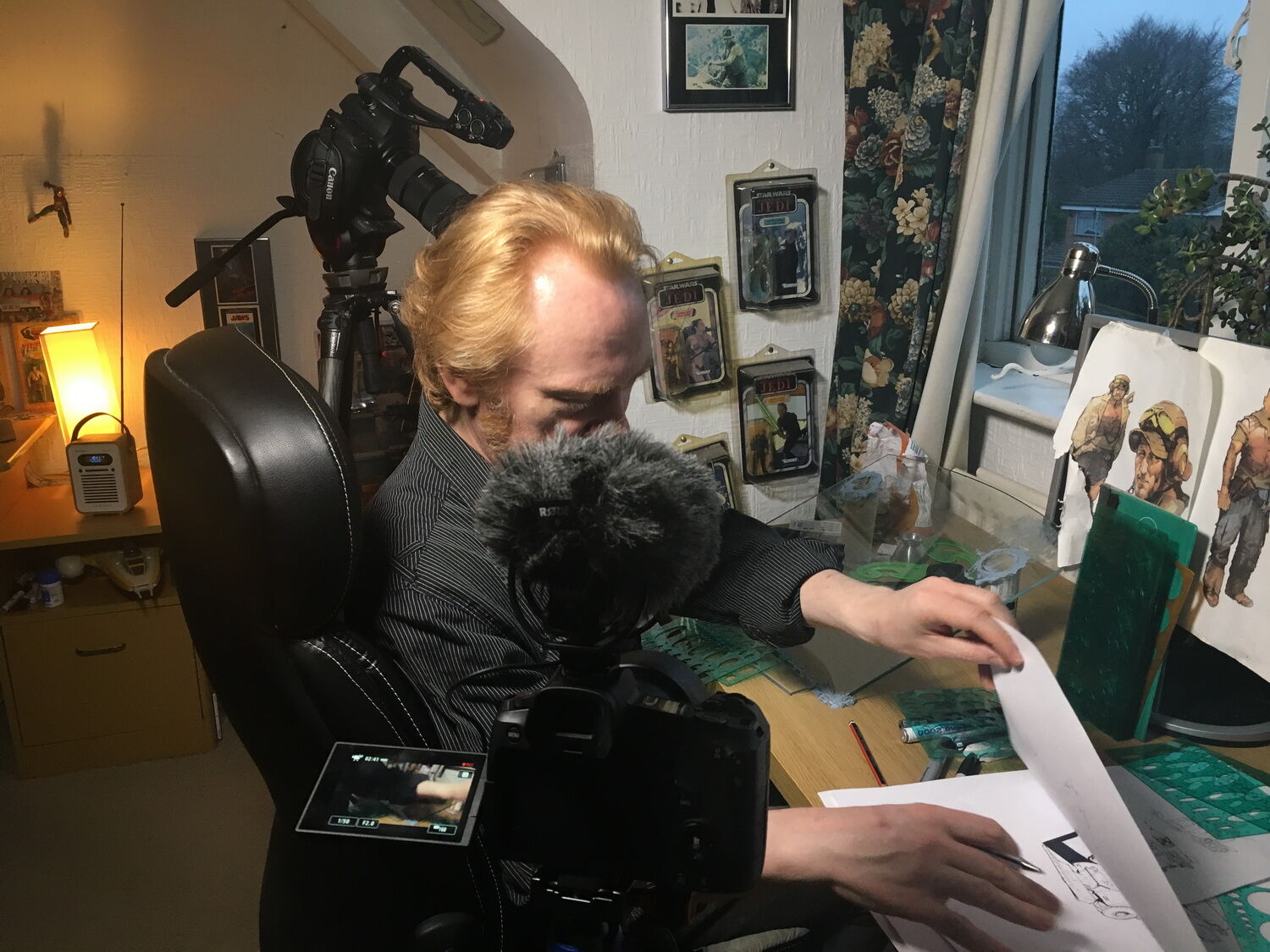 Interview in een woonkamer met camera en licht