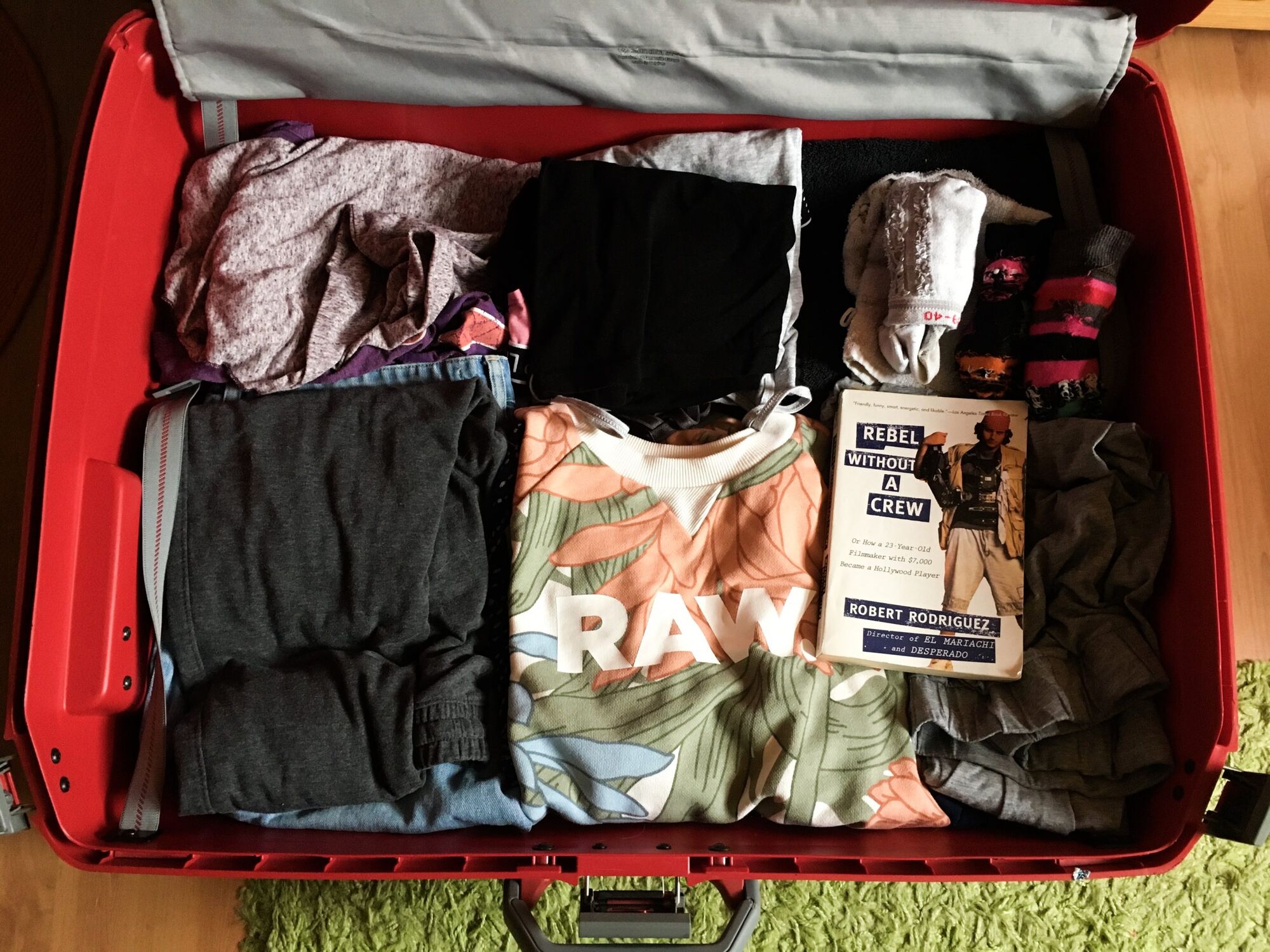 Volle koffer met apparatuur en kleding voor een reis